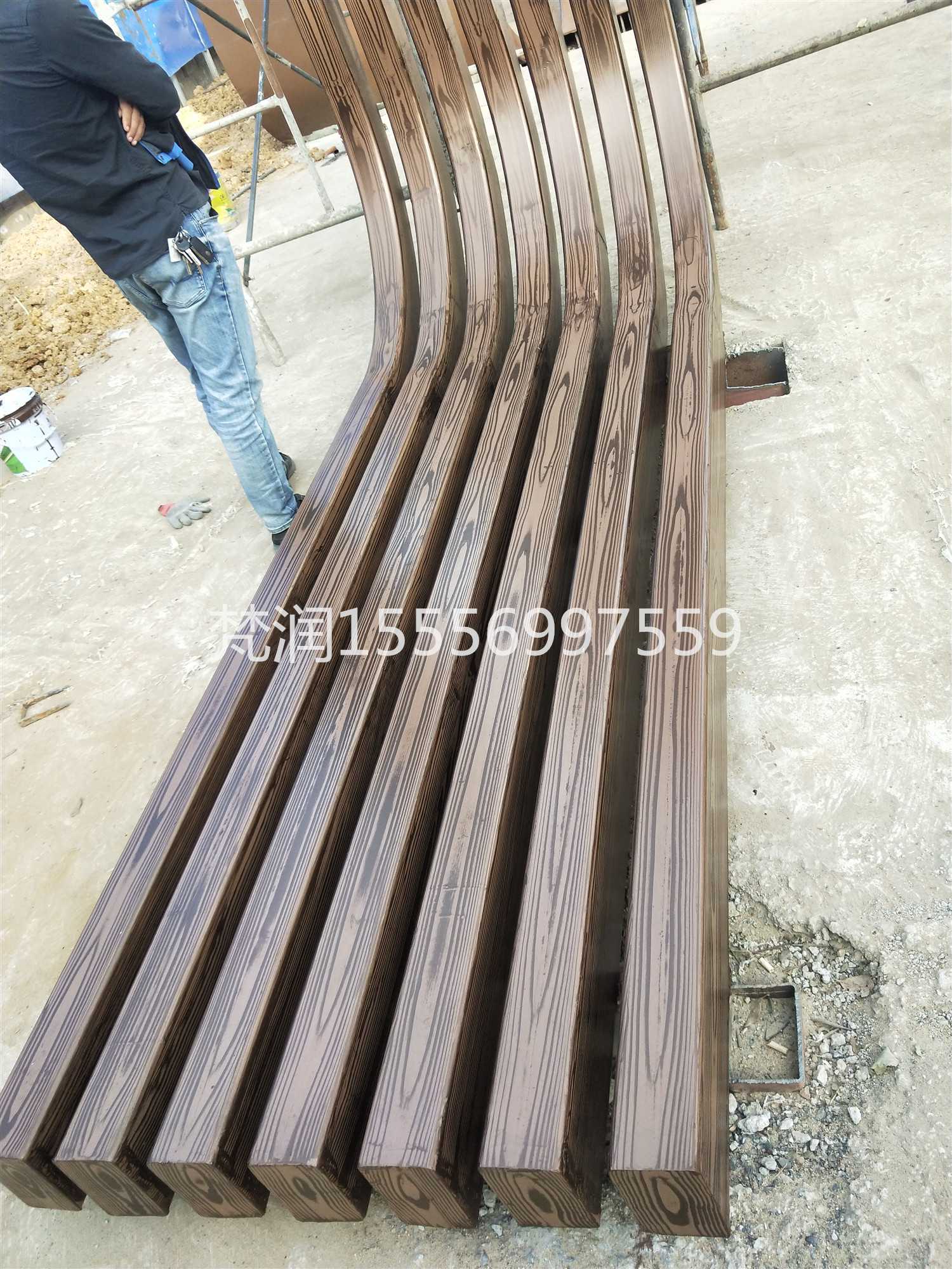 徐州市贾汪区绿地高铁东城小区钢结构木纹漆施工