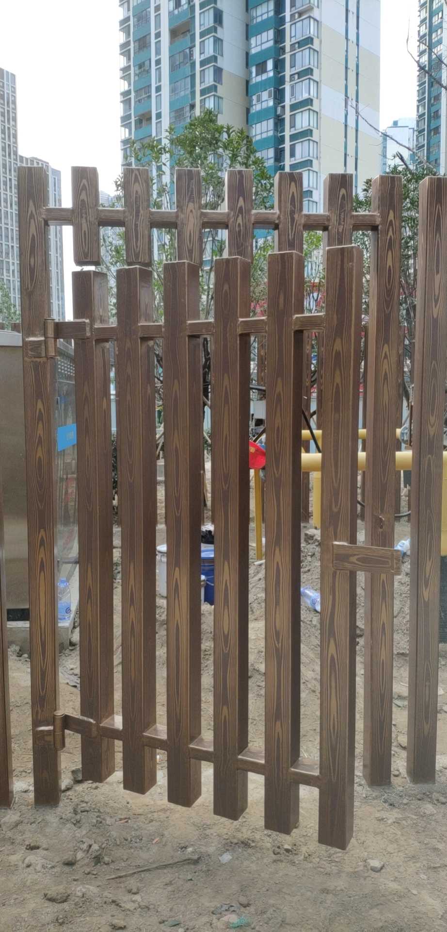 江苏省淮安市金融中心栅栏木纹漆施工